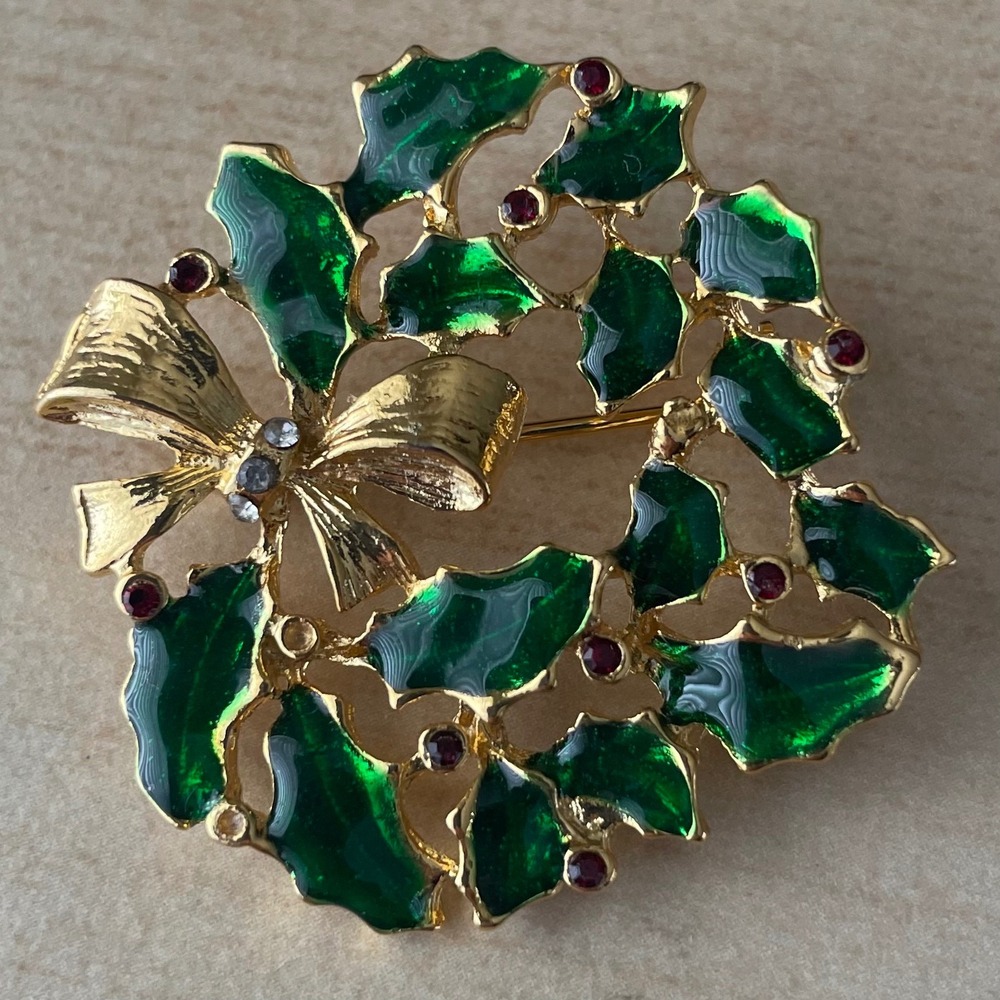Vintage gold tone metal & enamel Christmas wreath brooch pin Holly And Bow